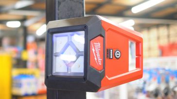 ไฟส่องพื้นที่ Milwaukee