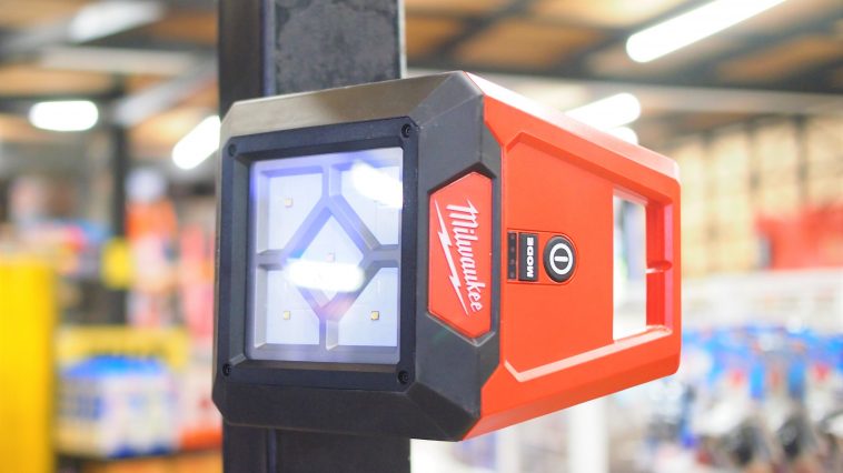 ไฟส่องพื้นที่ Milwaukee