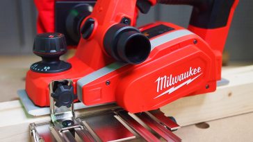 กบไสไม้ไร้สาย Milwaukee