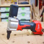 เครื่องยิงรีเวทไร้สาย Milwaukee