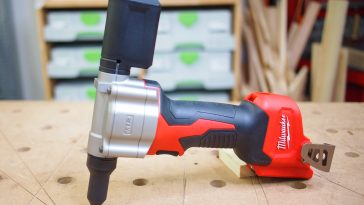 เครื่องยิงรีเวทไร้สาย Milwaukee