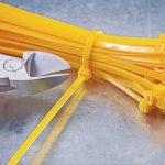 เคเบิ้ลไทร์ วางอยู่บนโต๊ะ