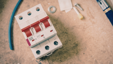 เบรกเกอร์